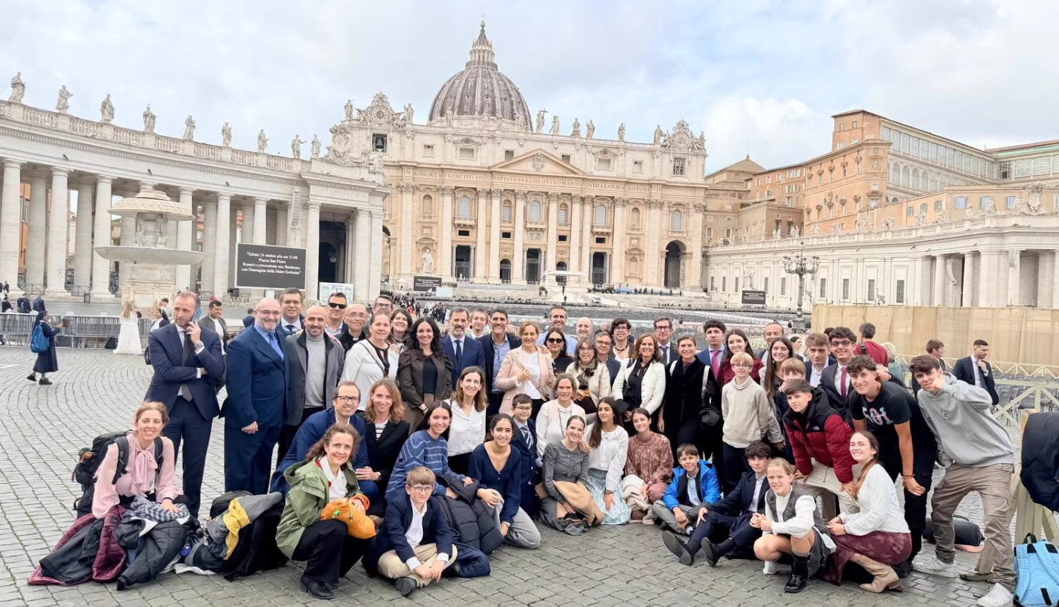 Peregrinos del grupo de matrimonios de Parla reunidos en la plaza de San Pedro durante su viaje a Roma.